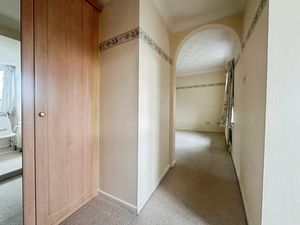 Walk in wardrobe- click for photo gallery